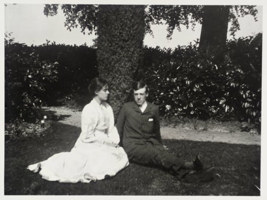 artist vanessa bell, sister of virginia wolf, wearing boho style in the early 1900s