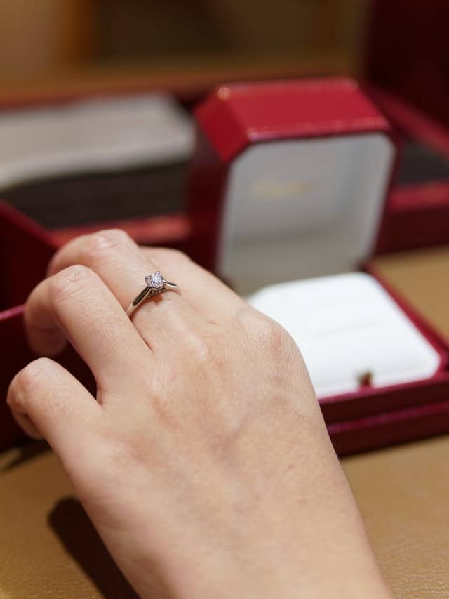 Diamond Buying Guide: What’s More Important Diamond Color or Clarity?